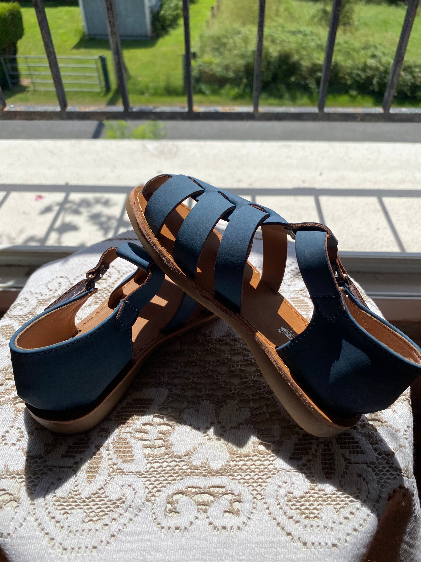 Open shoe