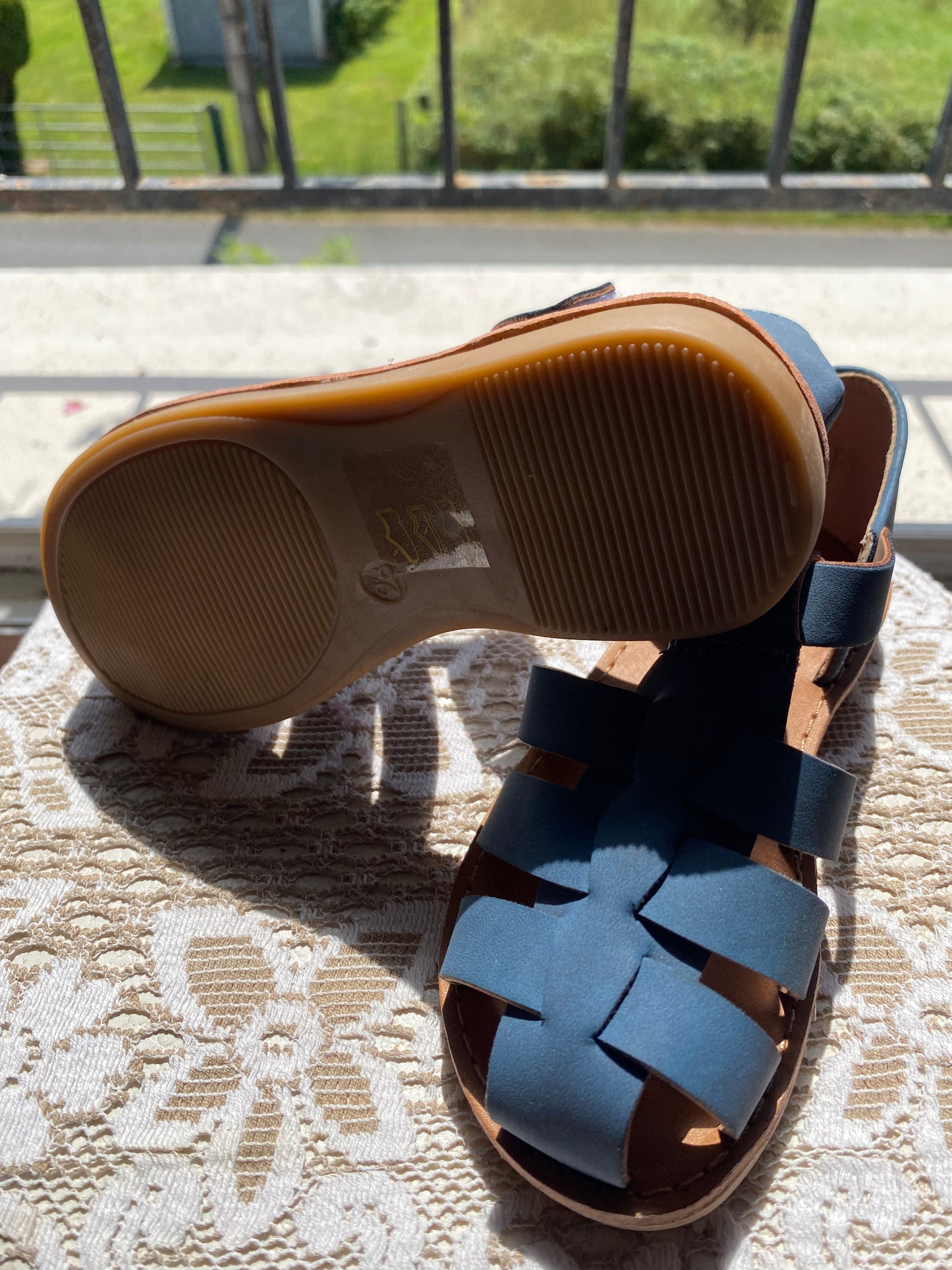 Open shoe